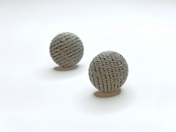 Stoff Knopf Ohrstecker Button grau